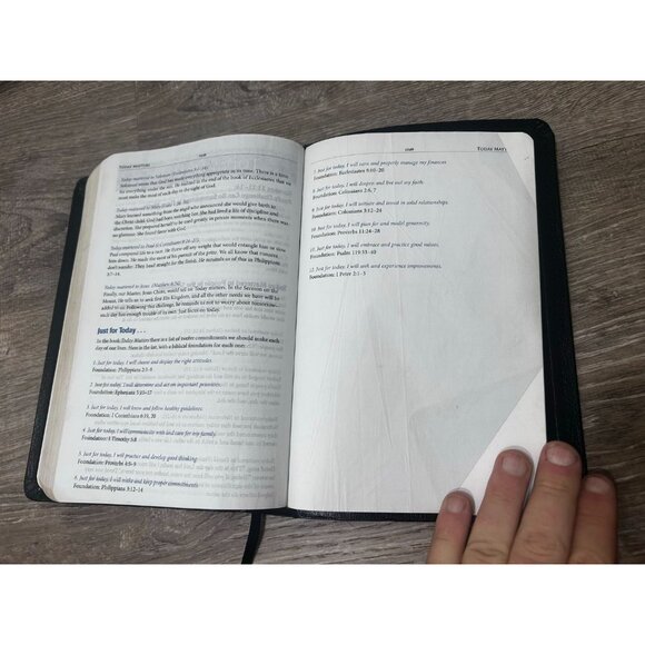 Maxwell Leadership Bible By John C. Maxwell Second Edition Hardcover - Picture 8 of 9